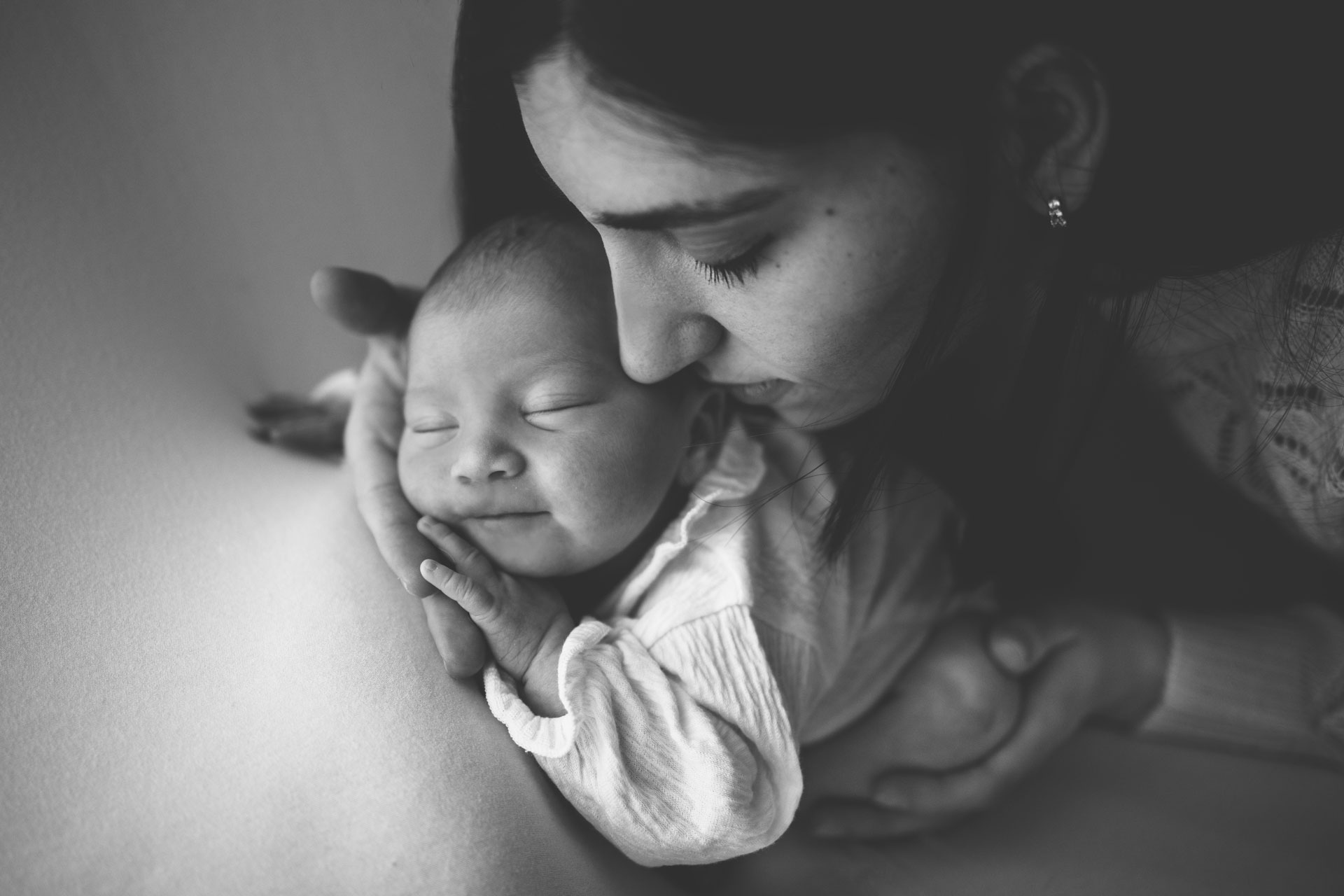 newborn sessione newborn fotografo campania mamma e neonato fotografia neonato Benevento